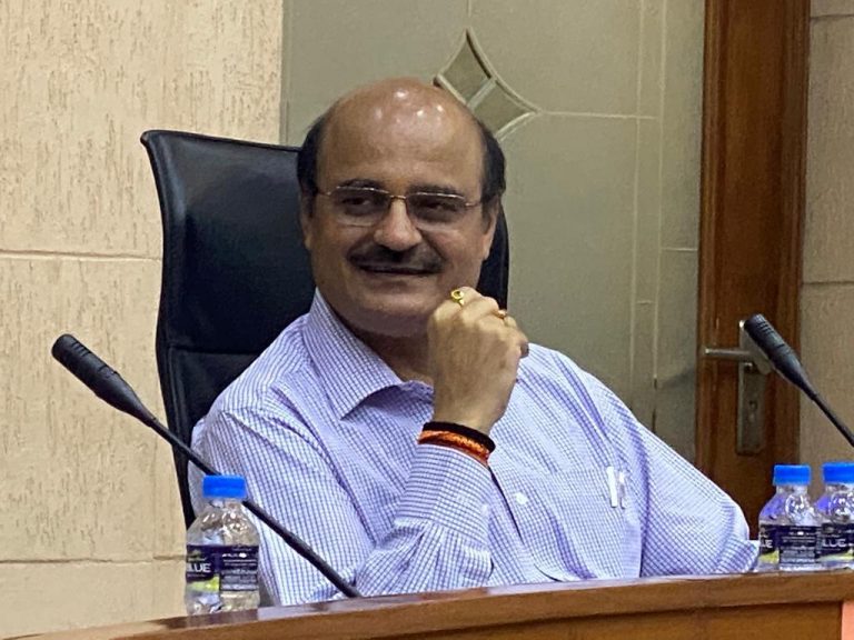 कड़ाके की ठंड और कोहरे से थम गईं ट्रेनें, शीतलहर से उड़ानें भी हुईं लेट कड़ाके की ठंड और कोहरे से थम गईं ट्रेनें, शीतलहर से उड़ानें भी हुईं लेट